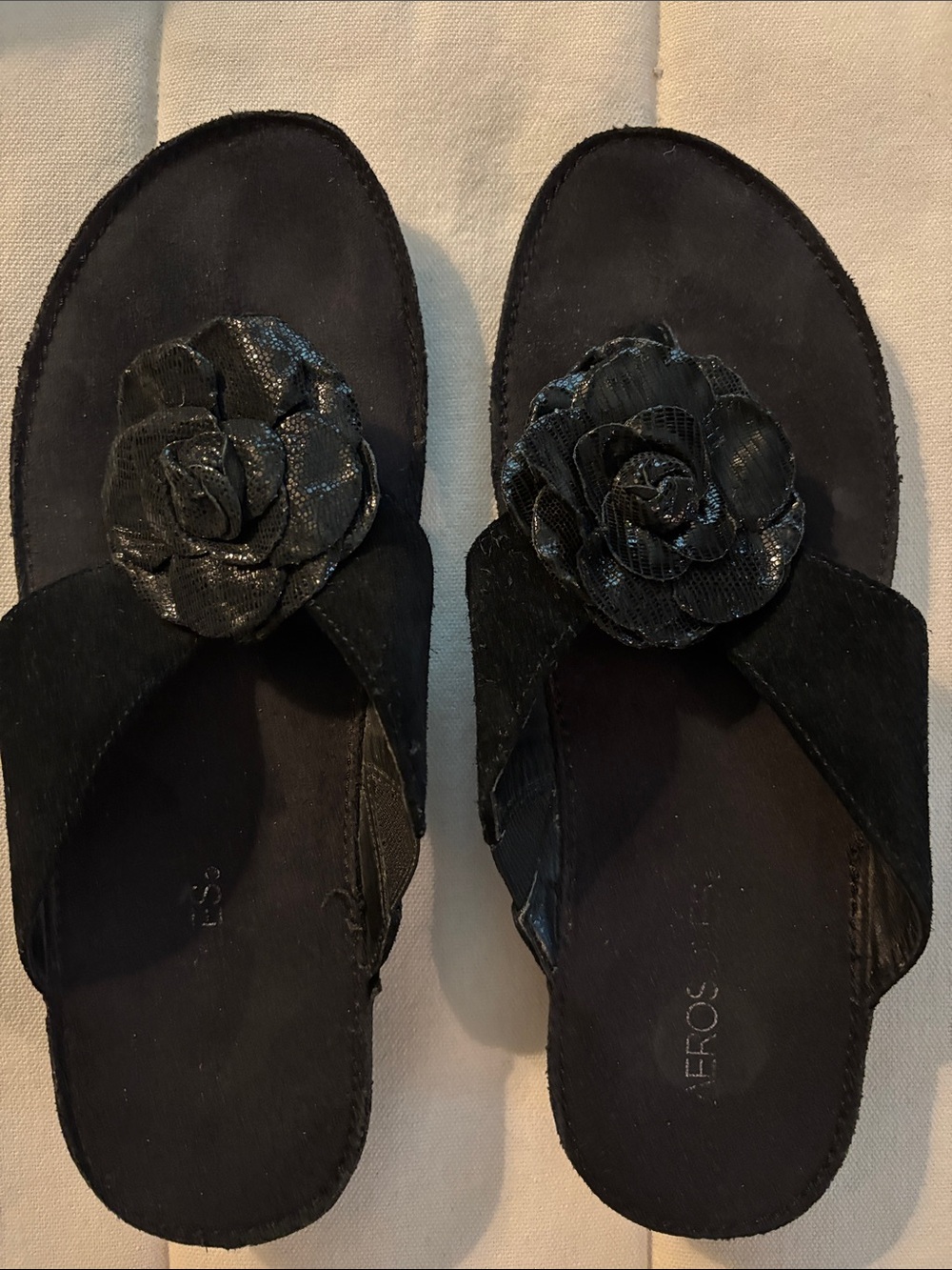 AEROSOLES -Intellect Black Suede Sandals with Flower on Thong Size 8